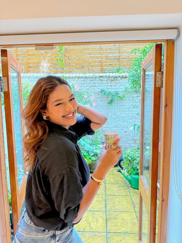 Rainy day in London & I’m cooped up in my @airbnb with the comfort of the couch, the balcony to (1) - Social Nation